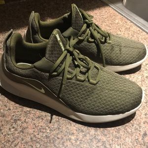 NIKE Viale Sneakers in Olive